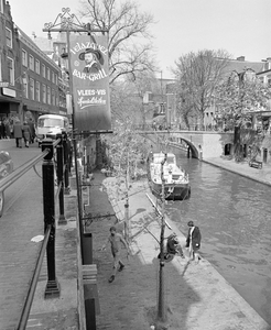 880703 Gezicht over de Oudegracht te Utrecht, tussen de Bakkerbrug en Jansbrug (achtergrond) te Utrecht, met links een ...